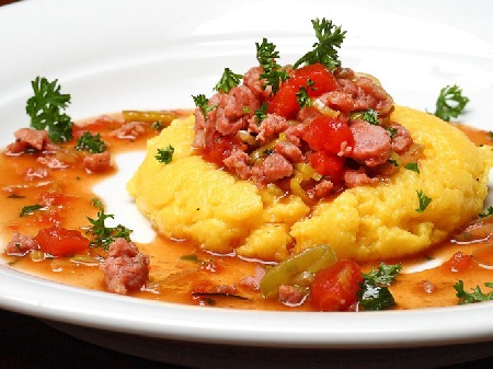 Кремообразен качамак / полента с наденички и доматен сос - снимка на рецептата